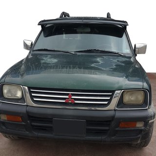 Sluneční kšilt na čelní sklo (černý lesk, 5 mm) Mitsubishi L200 1996–2006 fotografie 1