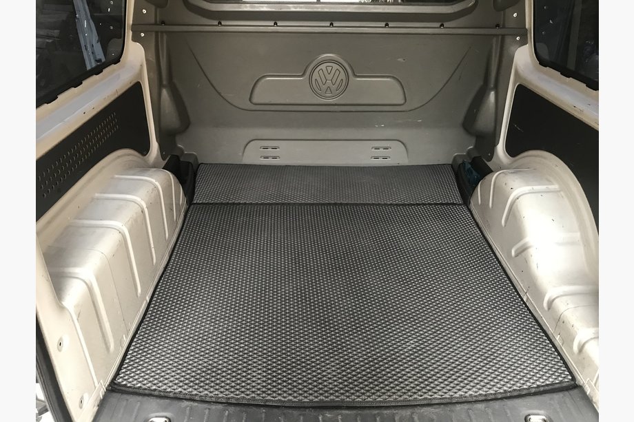 Volkswagen Caddy 2010–2015 Rohož do kufru V1 MAXI (EVA, černá) Image