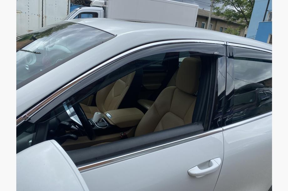 Porsche Cayenne 2010–2017 Deflektory oken s chromovou lištou (4 ks, HIC) Image