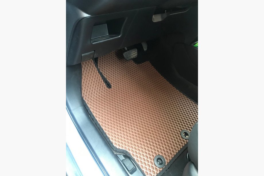 Toyota Yaris 2010–2020 EVA autokoberce s oboustranným odvodem vody (cihlové) Image