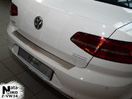 Volkswagen Passat B8 2015–2023 Nerezová lišta na zadní nárazník s ohybem Nataniko fotografie 1