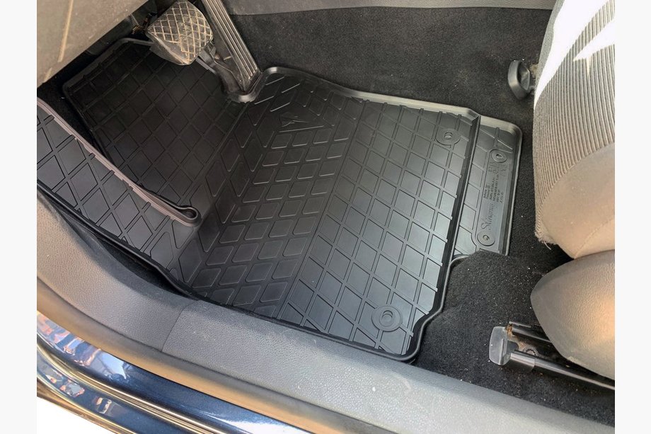 Volkswagen Golf 5 2003–2009 Gumové autokoberce do interiéru (4 ks, Stingray Premium) Image