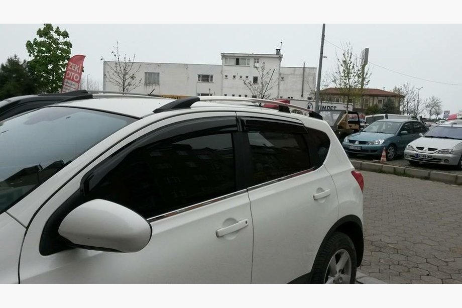 Nissan Qashqai 2007–2010 Střešní ližiny CHROM Pro verzi +2, plastové patky Fotografie 2