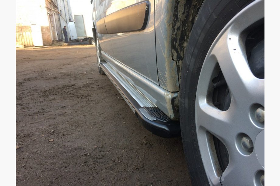 Opel Vivaro 2019– Boční nášlapy Rainbow (2 ks, hliník) XS – Krátký rozvor Fotografie 3