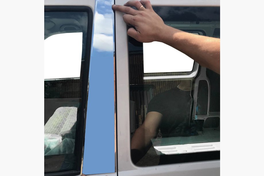 Volkswagen T5 Multivan 2003–2010 Výprodej! Chromové kryty sloupků (levá strana) Image