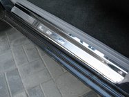 Mitsubishi L200 2006–2015 Kryty prahů Nataniko (2 ks, nerez) Premium – 3M páska, 0,8 mm fotografie 1