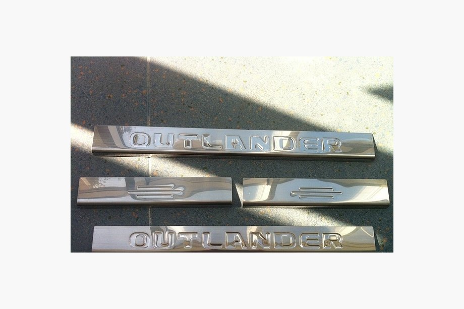 Mitsubishi Outlander 2012–2021 Kryty prahů Carmos (4 ks, nerez) Image