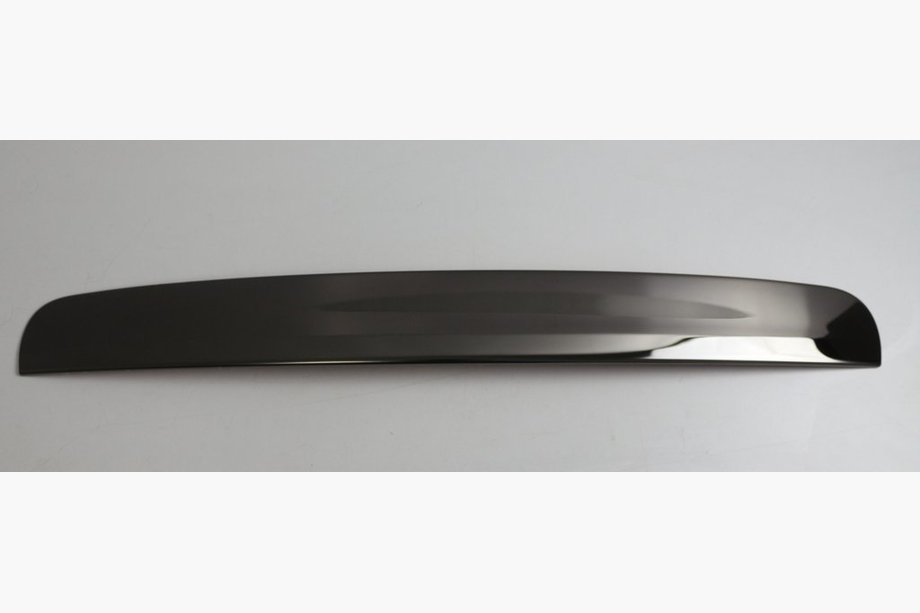 Nissan Qashqai 2010–2014 Lišta nad SPZ černý chrom (nerez) Image