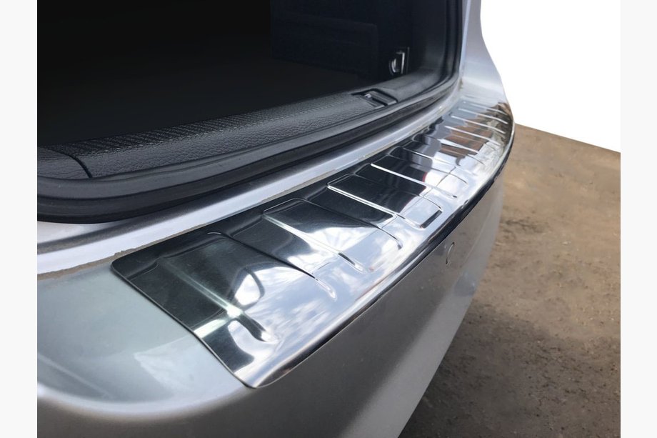 Volkswagen Passat B7 2012–2015 Nerezová lišta na zadní nárazník Carmos (SW) Image
