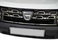Dacia Duster 2008–2018 Nerezová lišta na masku chladiče 2014-2018 fotografie 1