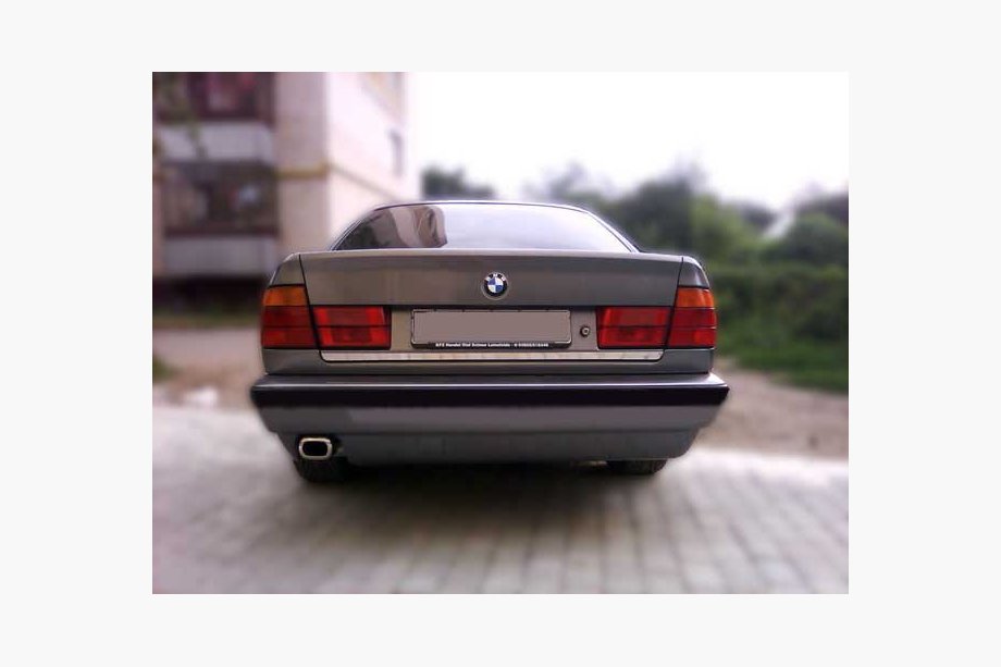BMW řady 5 E34 1988–1995 Nerezová lišta na hranu víka kufru Image