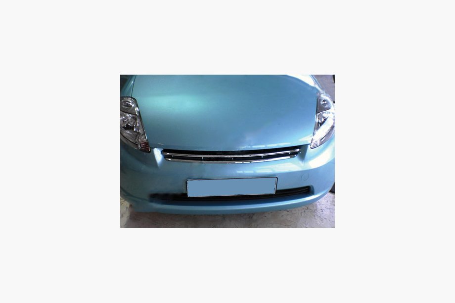 Daihatsu Sirion 2005–2015 Nerezový kryt masky chladiče Image