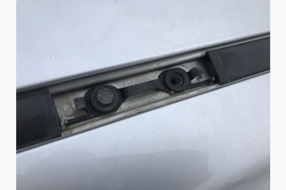 Toyota Land Cruiser Prado 120 2002–2009 Černé turecké střešní ližiny Kovové nožky Fotografie 13