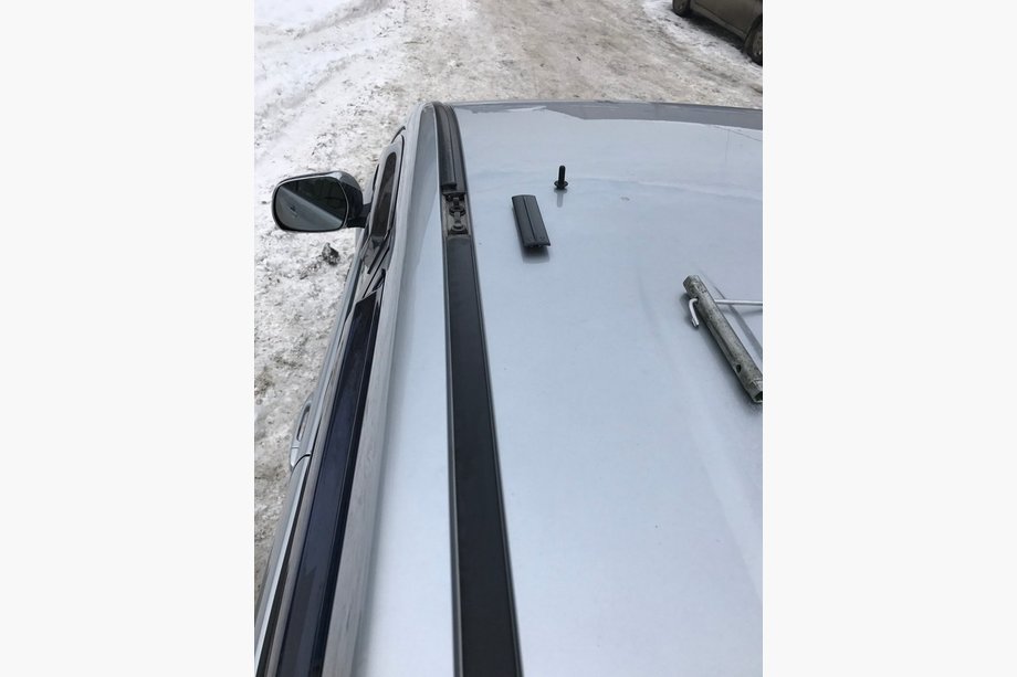 Toyota Land Cruiser Prado 120 2002–2009 Černé turecké střešní ližiny Kovové nožky Fotografie 11