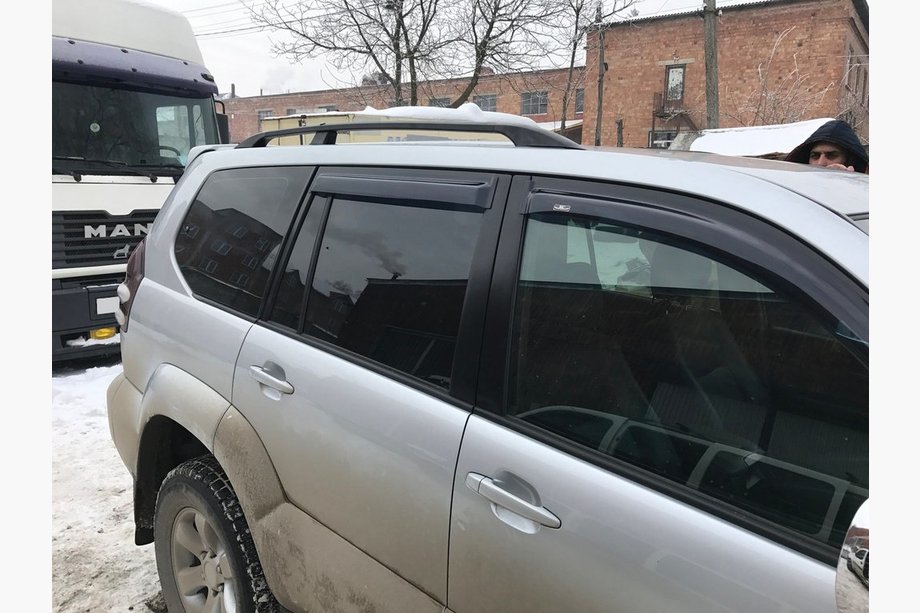 Toyota Land Cruiser Prado 120 2002–2009 Černé turecké střešní ližiny Kovové nožky Fotografie 10