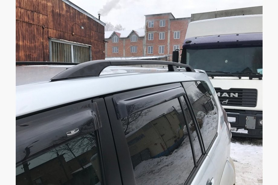 Toyota Land Cruiser Prado 120 2002–2009 Černé turecké střešní ližiny Kovové nožky Fotografie 4