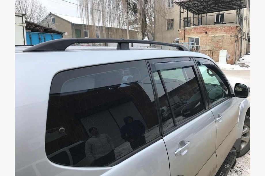 Toyota Land Cruiser Prado 120 2002–2009 Černé turecké střešní ližiny Kovové nožky Fotografie 3