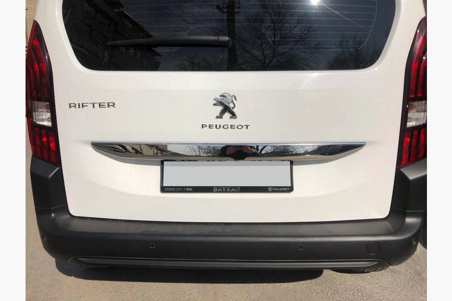 Peugeot Partner/Rifter 2019– Nerezová lišta nad SPZ Image