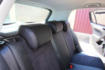 Volkswagen Golf 6 2008–2014 Autopotahy z ekokůže + látka + antara Antara A001 (kompletní sada) fotografie 3