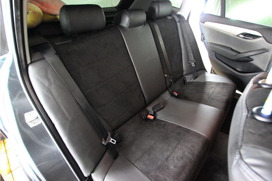 BMW X1 E84 2009–2015 Autopotahy z ekokůže + látka + antara Antara A001 (kompletní sada) Image