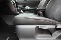 Toyota Yaris/Yaris Cross (XP210) 2020– Autopotahy z ekokůže + látka + antara Antara A001 (kompletní sada) fotografie 15