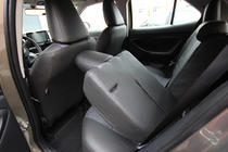 Toyota Yaris/Yaris Cross (XP210) 2020– Autopotahy z ekokůže + látka + antara Antara A001 (kompletní sada) fotografie 13