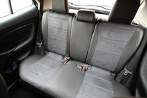 Toyota Yaris/Yaris Cross (XP210) 2020– Autopotahy z ekokůže + látka + antara Antara A001 (kompletní sada) fotografie 4