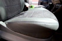 Volkswagen Caddy 2010–2015 Autopotahy eko kůže + látka + alcantara Antara A001b (celý interiér) fotografie 13