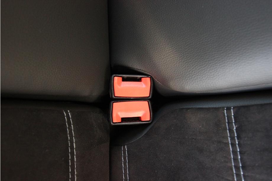 Ford Focus III 2011–2017 Autopotahy ekokůže + látka + Alcantara Antara A001g (kompletní sada) Fotografie 3