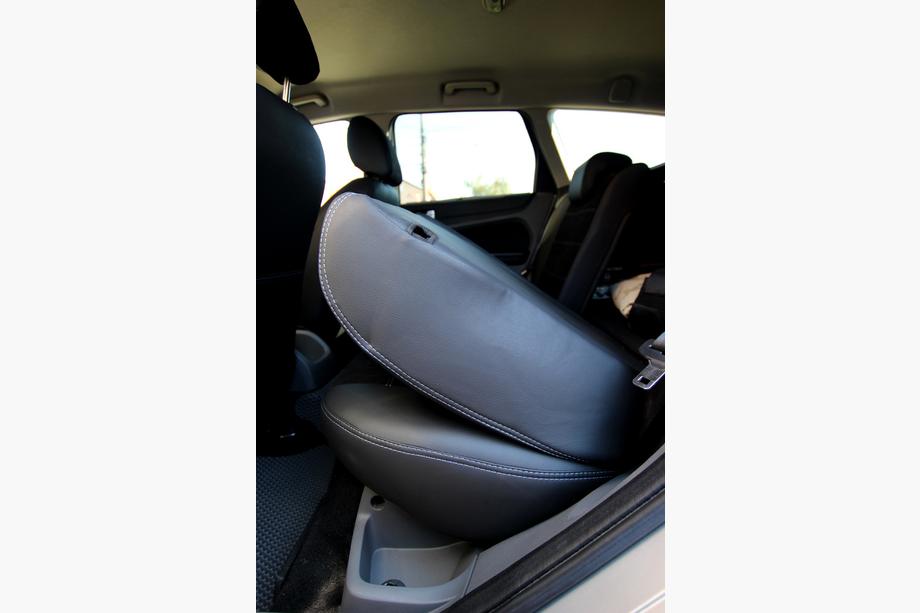 Ford Focus III 2011–2017 Autopotahy ekokůže + látka + Alcantara Antara A001g (kompletní sada) Fotografie 4
