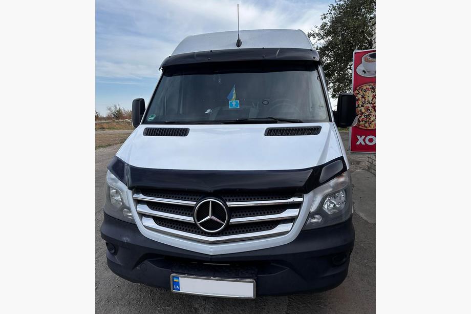 Mercedes Sprinter W906 2006–2018 Kšilt na čelní sklo na rámu V2 (černý lesk, 5 mm) Fotografie 12