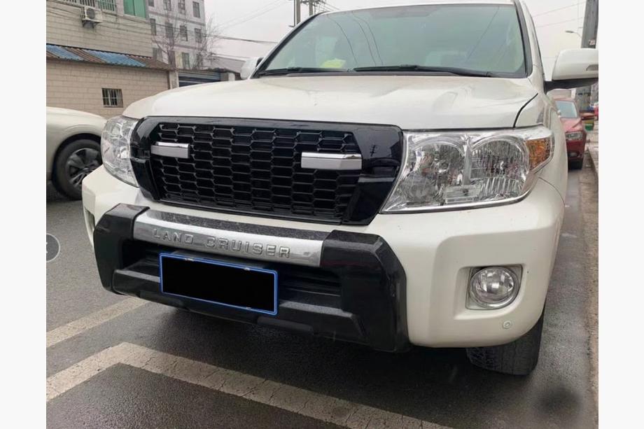 Toyota Land Cruiser 200 2007–2021 Maska chladiče s nápisem 2012-2016 (GR Sport) Image