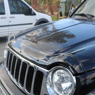 Deflektor na kapotu (EuroCap) Jeep Cherokee/Liberty 2002–2007 fotografie 1