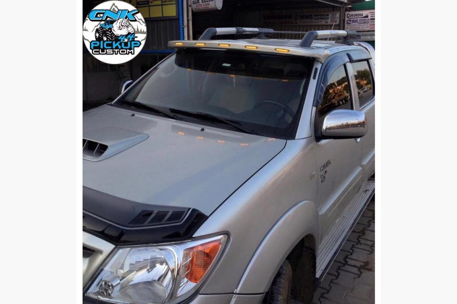 Toyota Hilux 2015– Sluneční clona čelního skla (Meliset LED) Image
