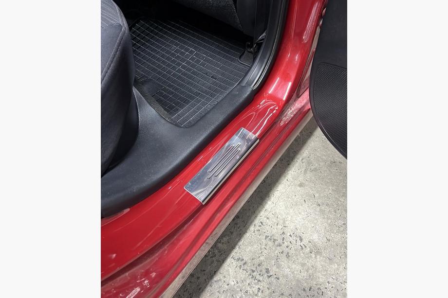 Hyundai Accent 2011–2017 Nerezové kryty prahů Carmos Blue V2 (4 ks, nerez) Fotografie 4
