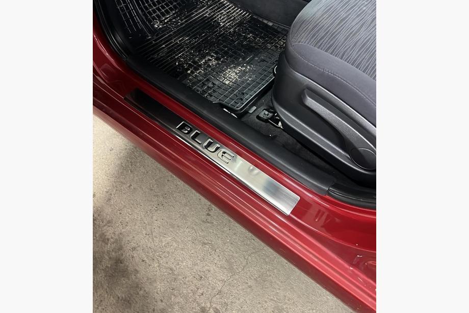 Hyundai Accent 2011–2017 Nerezové kryty prahů Carmos Blue V2 (4 ks, nerez) Fotografie 5