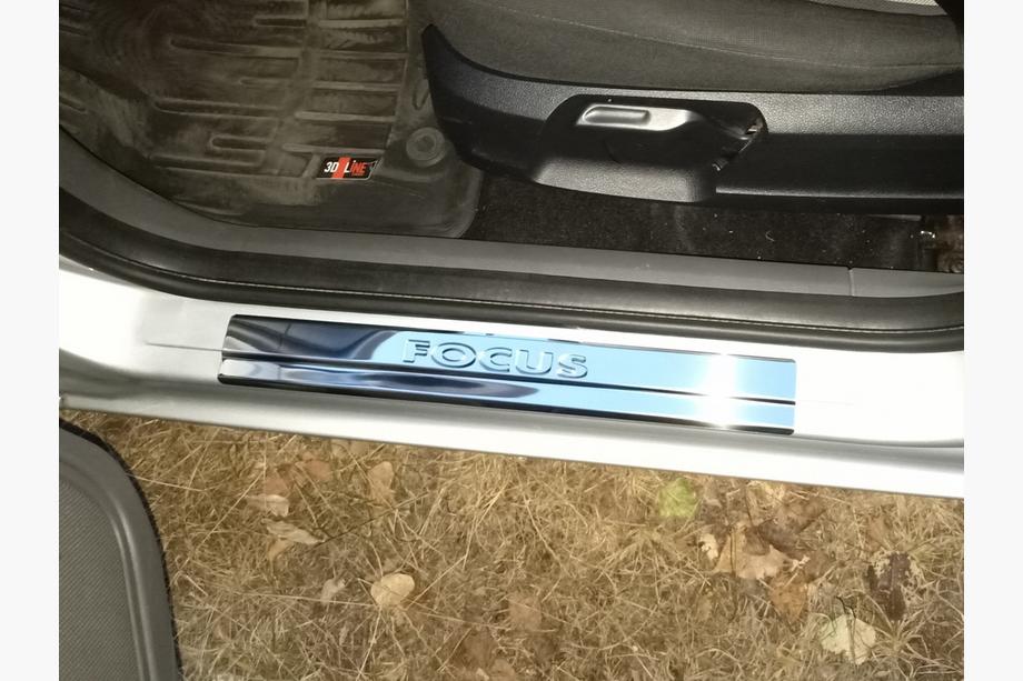 Ford Focus III 2011–2017 Nerezové lišty prahů Carmos V2 (4 ks) Image