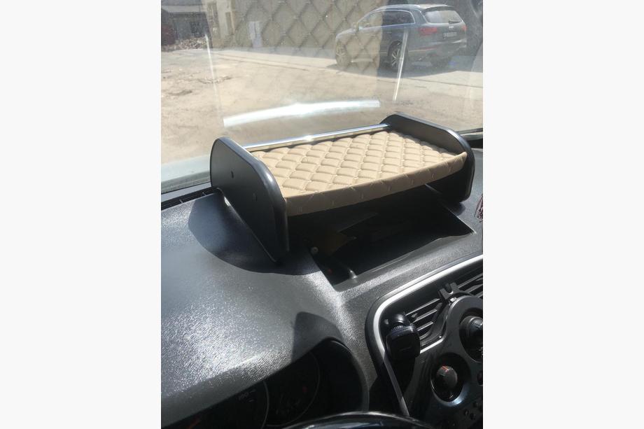 Renault Kangoo 2008–2020 Odkládací polička na palubní desku (béžová) Image