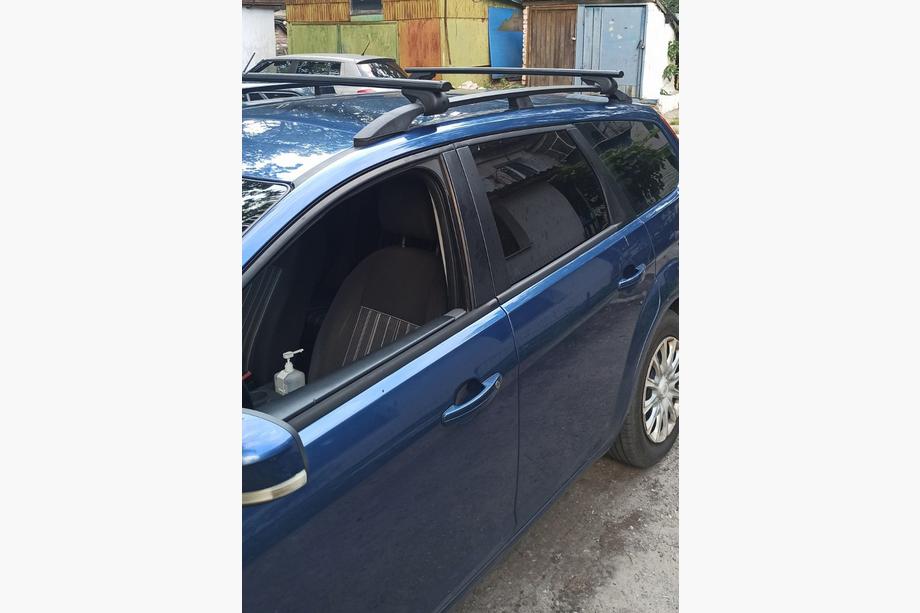Ford Focus II 2008–2011 Příčníky na klasické střešní podélníky uzamykatelné na klíč Bold Bar V1 (2 ks) Černé Fotografie 3