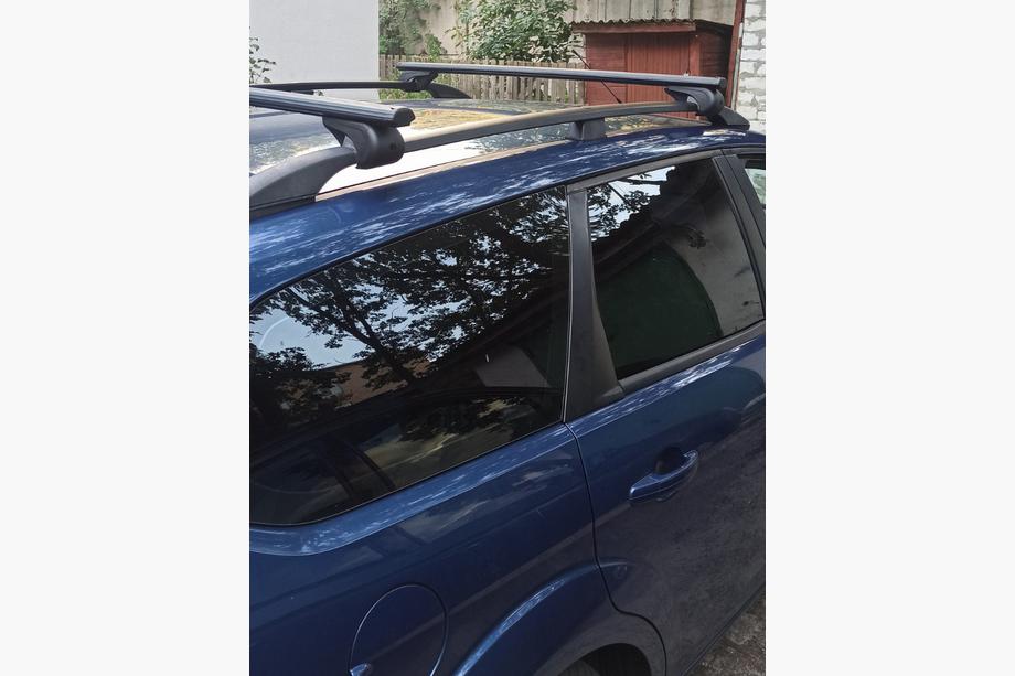 Ford Focus II 2008–2011 Příčníky na klasické střešní podélníky uzamykatelné na klíč Bold Bar V1 (2 ks) Černé Fotografie 2