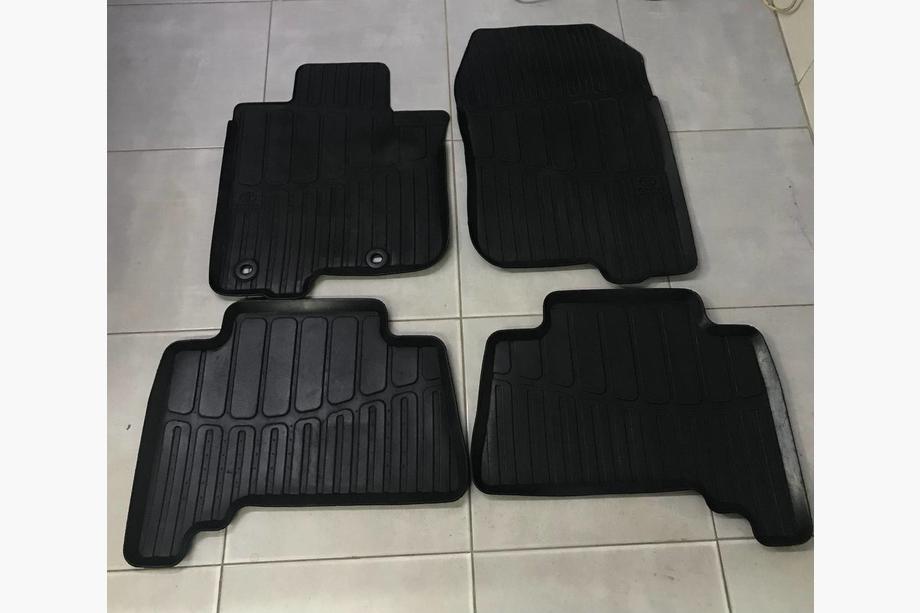 Toyota Land Cruiser Prado 150 2009–2023 Gumové koberce do interiéru (2013-2022, originál) použité Image