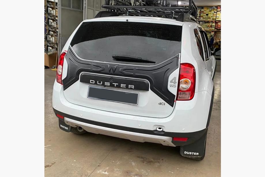 Dacia Duster 2008–2018 Plastová lišta na víko kufru Image