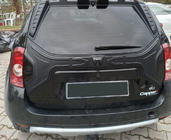 Renault Duster 2008–2017 Plastová lišta na víko kufru fotografie 4