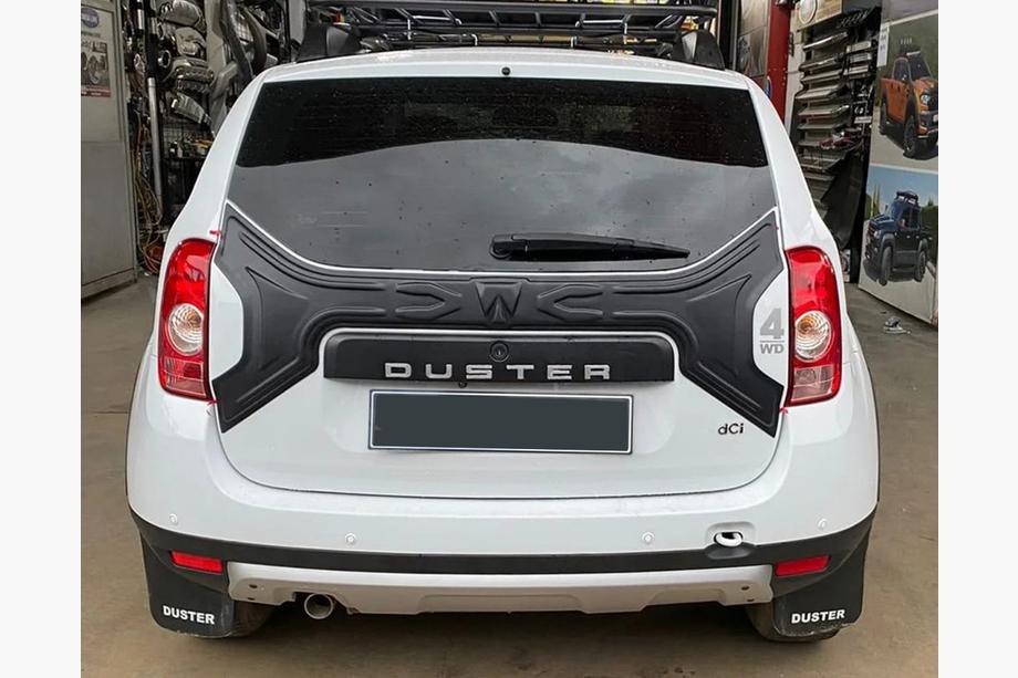 Renault Duster 2008–2017 Plastová lišta na víko kufru Image