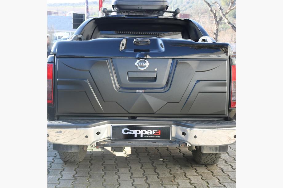 Nissan Navara 2006–2015 Lišta na víko kufru (ABS) Image