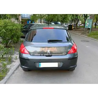 Nerezová lišta na hranu víka kufru