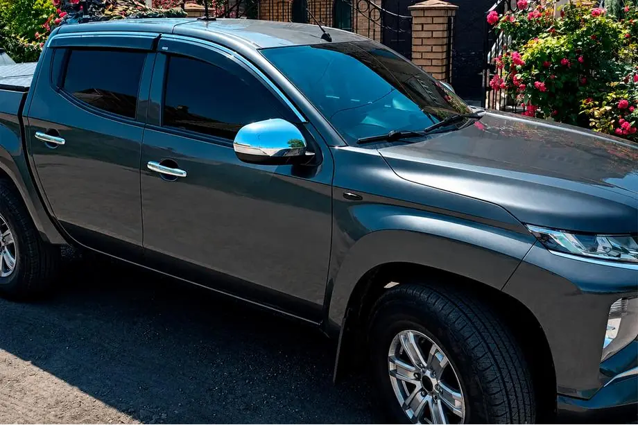Mitsubishi L200 2015–2024 Okenní ofuky s chromovanou lištou (4 ks, Niken) Image