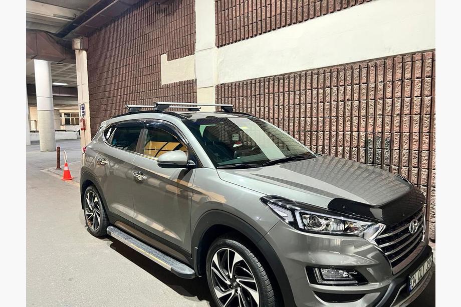 Hyundai Tucson TL 2016–2021 Uzamykatelné příčníky na integrované střešní podélníky Wizard V2 (2 ks) 115 cm, černé Fotografie 6