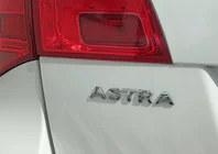 Opel Astra J 2009–2015 Nápis Astra 5177042 (120 mm x 17 mm) fotografie 1