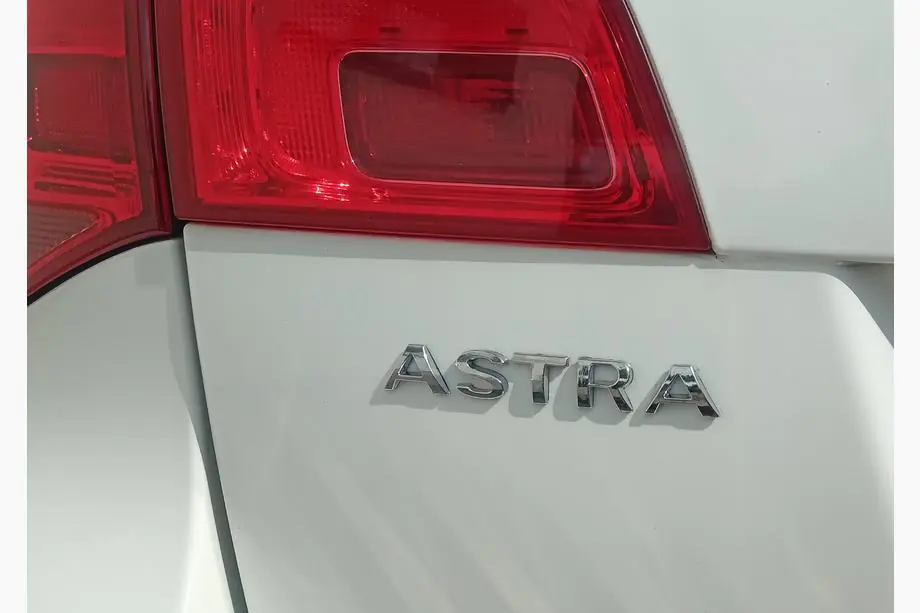 Opel Astra J 2009–2015 Nápis Astra 5177042 (120 mm x 17 mm) Image